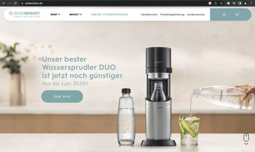Werbung für SodaStream (ein Wassersprudler), wo zwei Flaschen mit Sprudelwasser zu sehen sind.